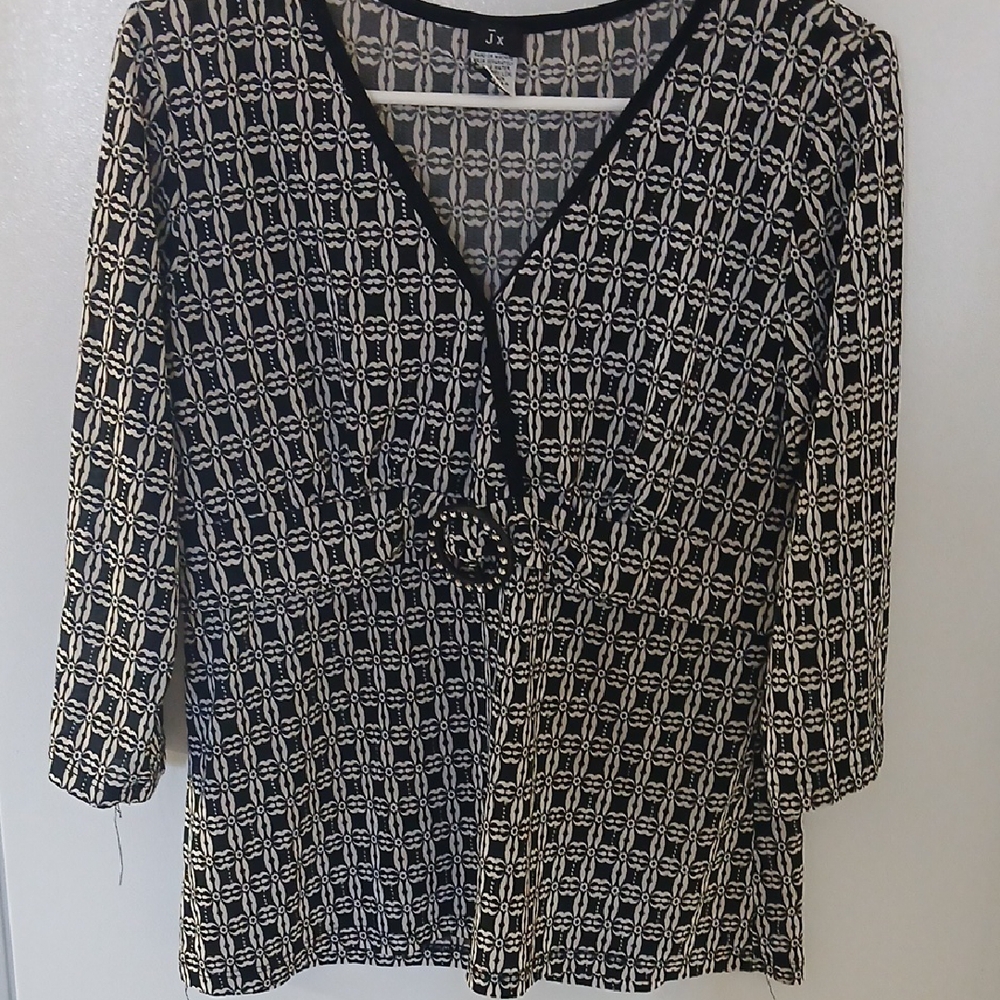 Chic Black and White 3/4 Sleeve Fitted Blouse